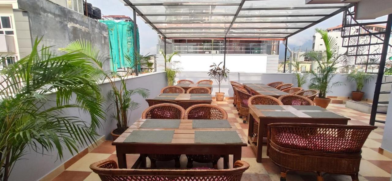 Hotel Pipal Tree Катманду Экстерьер фото