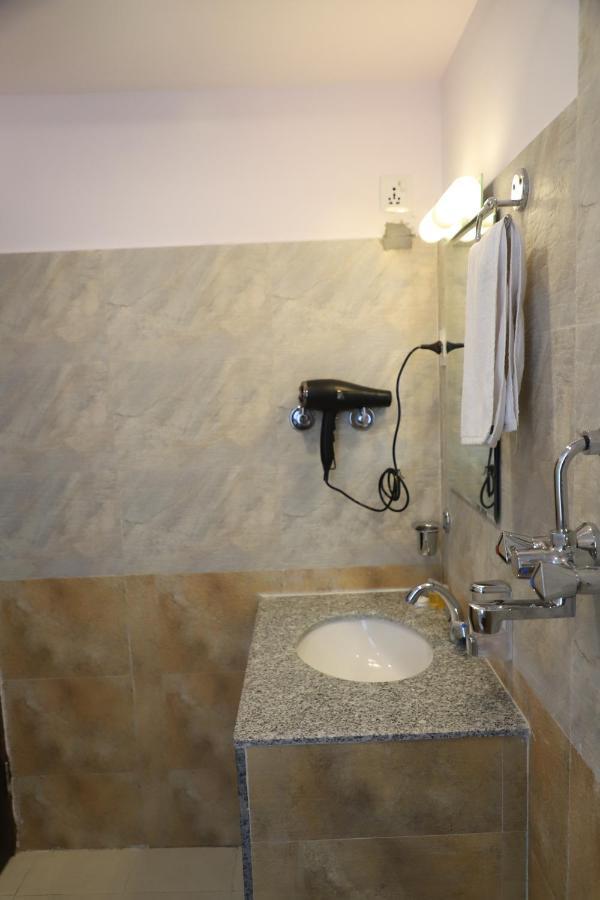 Hotel Pipal Tree Катманду Экстерьер фото