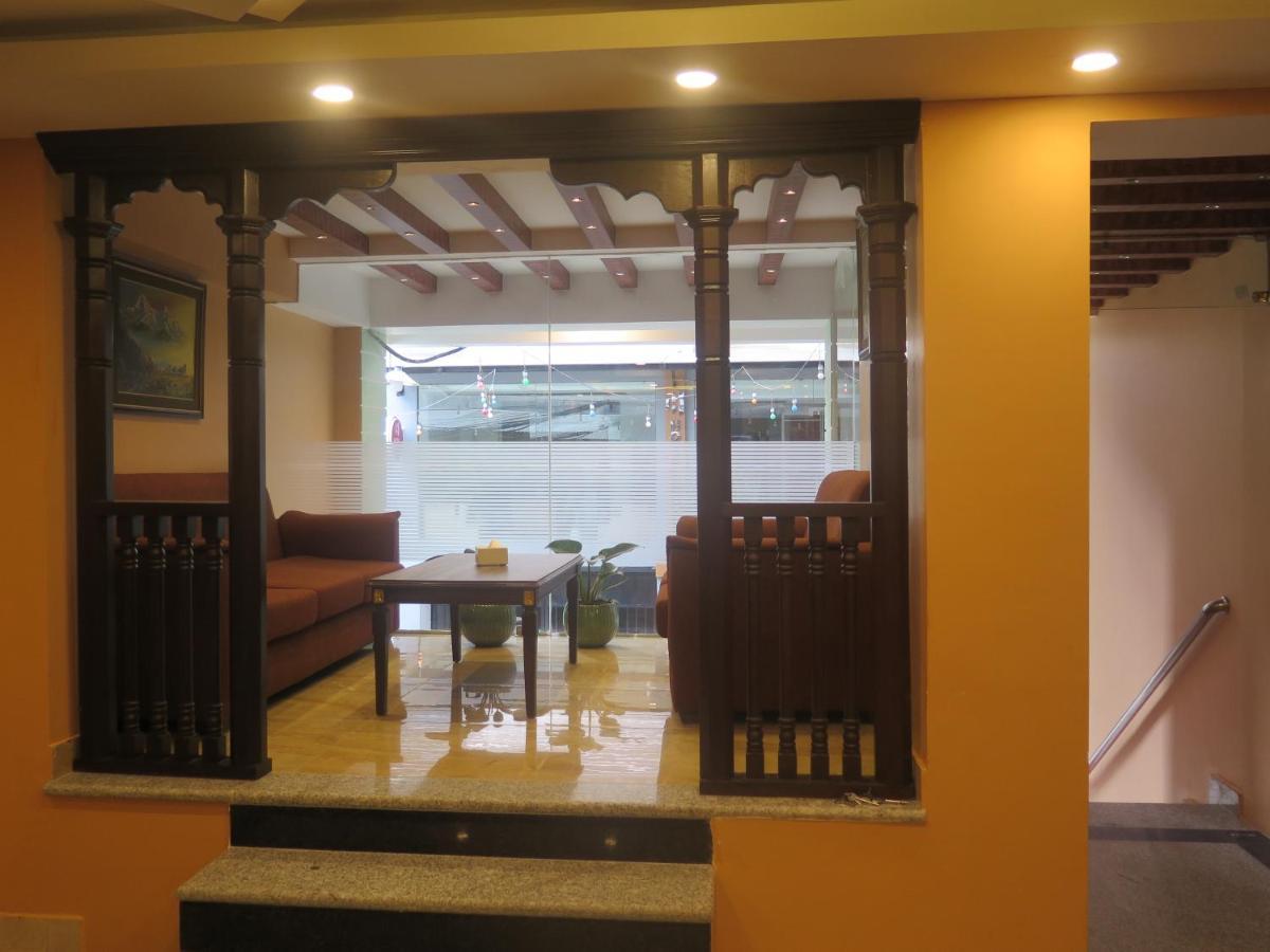 Hotel Pipal Tree Катманду Экстерьер фото